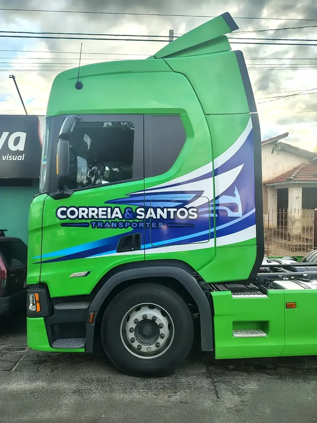 Caminhão Correia e Santos envelopado
