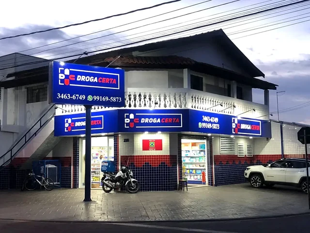 Fachada iluminada da Droga Certa