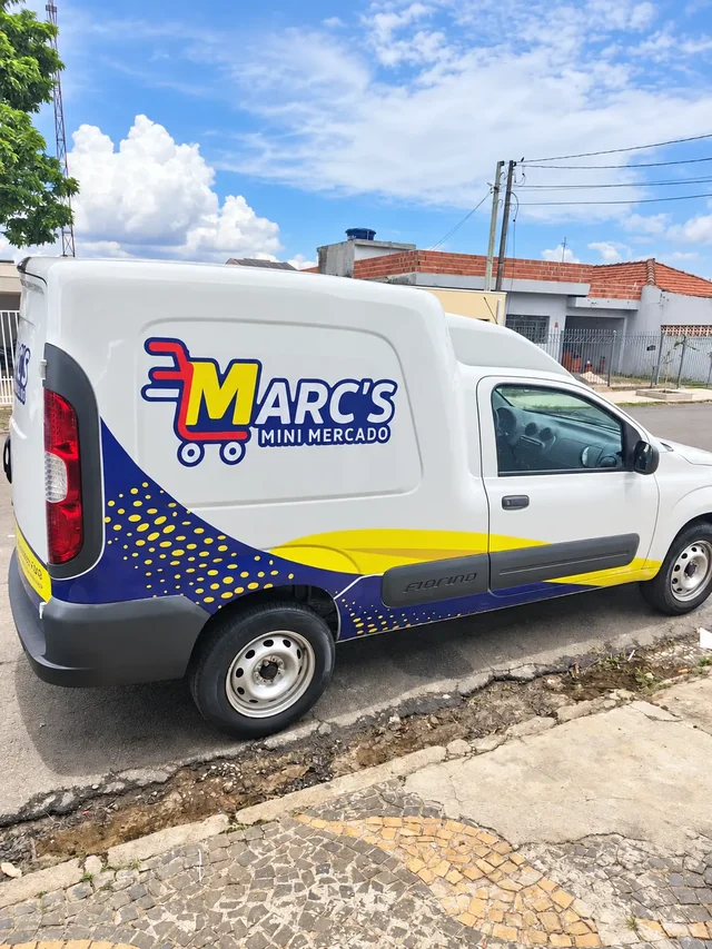 Veículo comercial do Marc's Mini Mercado envelopado pela Nova Comunicação Visual