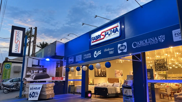 Fachada comercial iluminada executada pela Nova Comunicação Visual