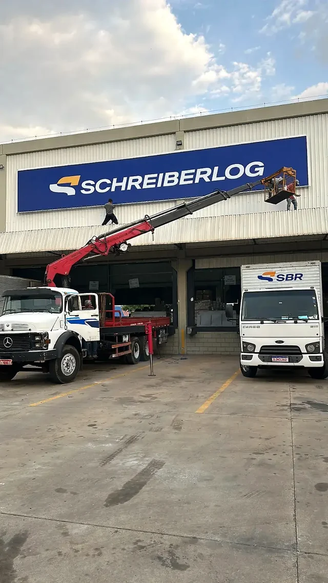Instalação de letreiro da Schreiberlog